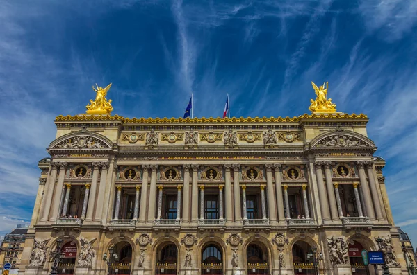 Schöne Fassadenansicht des Opernhauses in Paris — Stockfoto