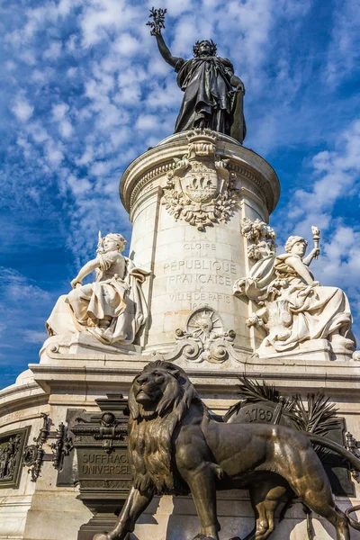 在巴黎的共和广场雕像 — 图库照片