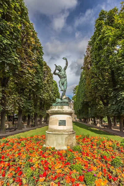 Szobor, a Luxembourg palota Párizsban — Stock Fotó