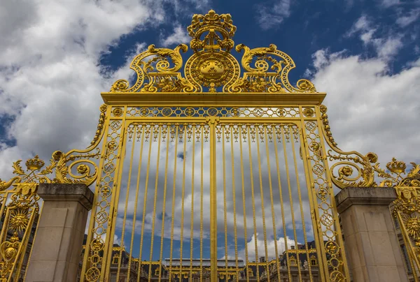 The golden gate of Versailles Palace in Paris — Stock Photo, Image