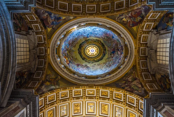 Blick auf die Kuppel der Petersbasilika — Stockfoto