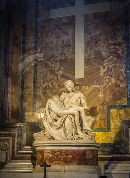 Pieta-Skulptur in der Petersbasilika — Stockfoto