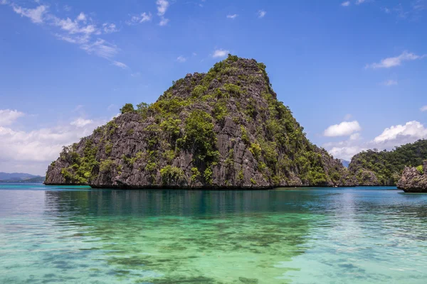 Skały na wyspie Palawan — Zdjęcie stockowe