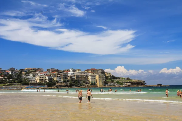 Bela vista da praia de Bondi em Sydney — Fotografia de Stock
