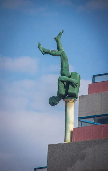 Estatua de atleta en el edificio de la Ópera de Tel Aviv —  Fotos de Stock