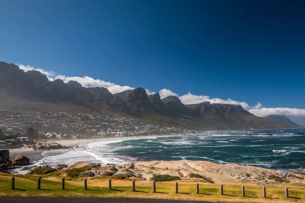 Ładny widok z plaży Camps Bay, Kapsztad — Zdjęcie stockowe