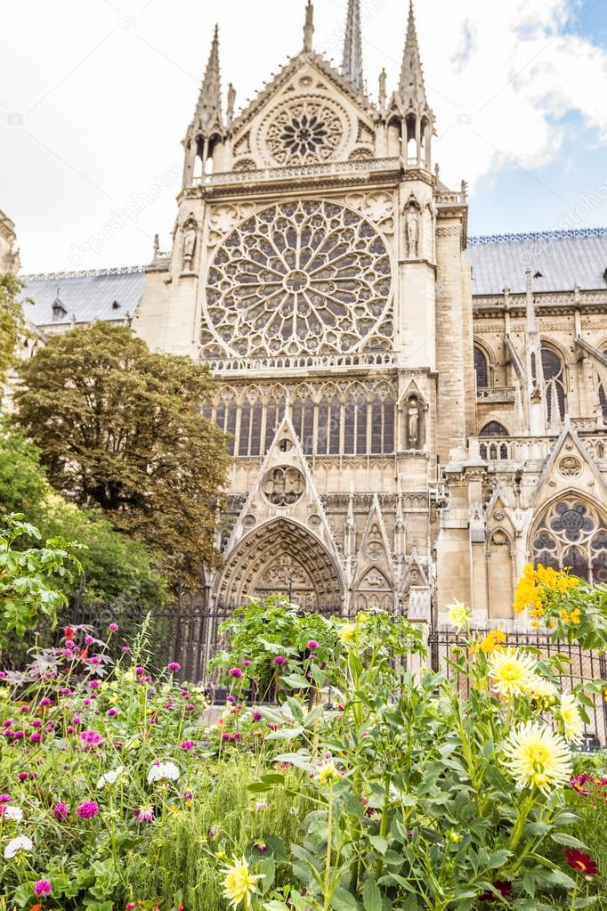 Side view of the Notre Dame cathedral in Paris