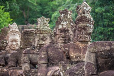 Ön Angkor Thom kapı heykeller