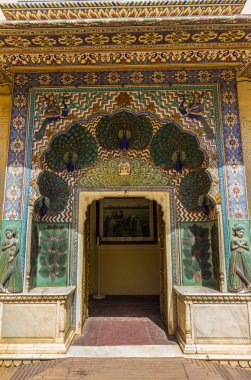 Tavus kuşu kapıda Chandra Mahal sarayda Jaipur