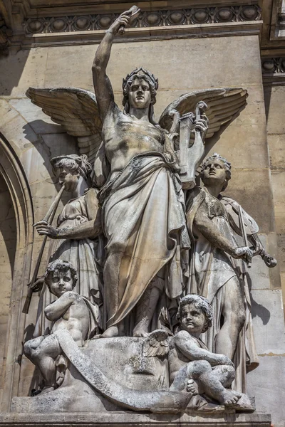 Staty utanför Paris Opera — Stockfoto