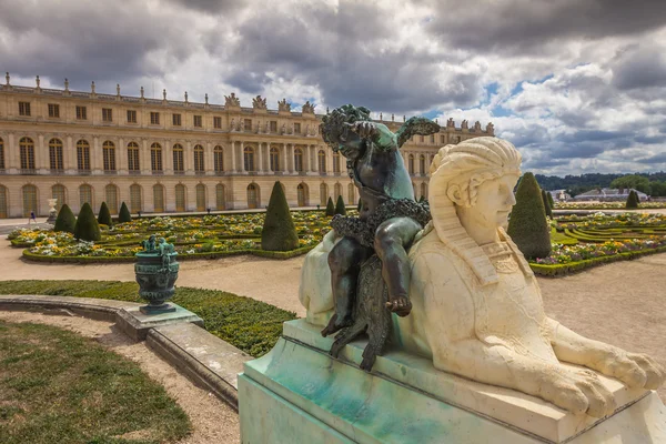 Versailles Sarayı bahçe heykeli — Stok fotoğraf