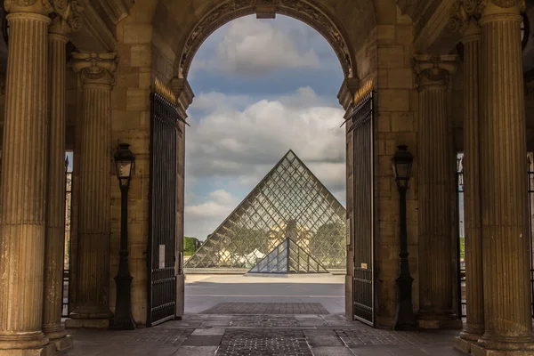 Louvre Sarayı avluda piramit