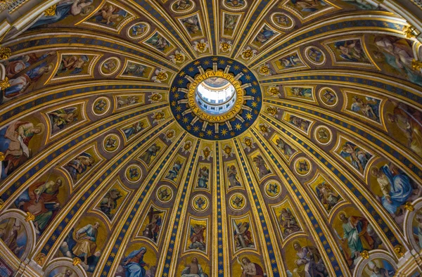 Die kuppel der basilika des heiligen peters in vatican — Stockfoto