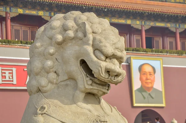 Oroszlán szobor előtt Tiananmen tér-Peking — Stock Fotó