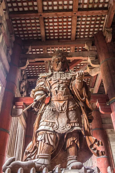 Heykel Nara Todaiji Tapınağı içinde