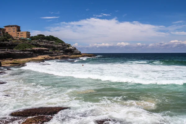Ładny widok skał Bronte beach w Sydney — Zdjęcie stockowe