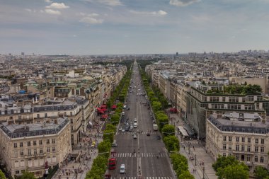 Paris 'te Şanzelize Bulvarı