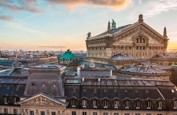 Utsikt över Paris under solnedgången och Paris Opera — Stockfoto