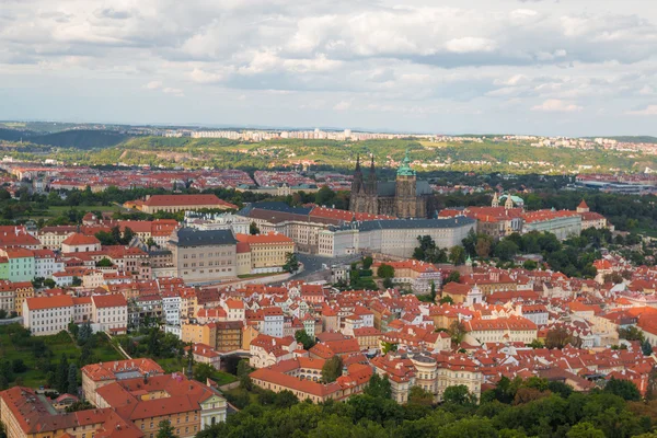 Birds eye stadsutsikt Prag — Stockfoto