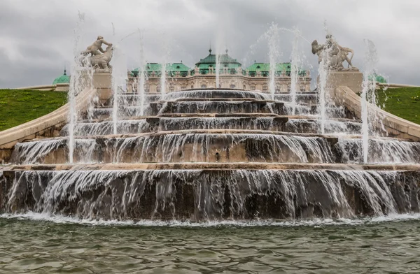 Fontän i slottet Belvedere i Wien — Stockfoto