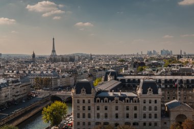Eyfel Kulesi ve Paris görünümü