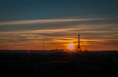 Paris şehrinin güzel gün batımı görünümü