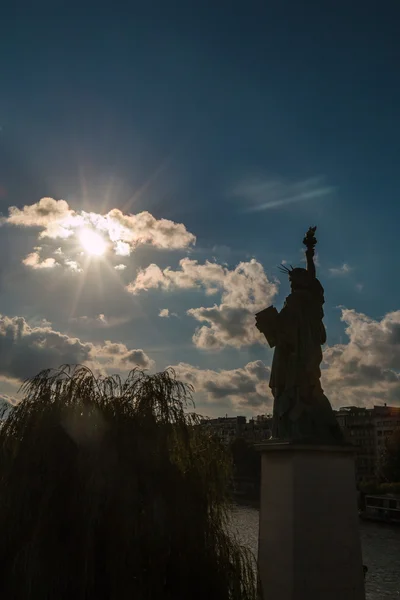 Bonita vista de la estatua de la Libertad en París — Foto de Stock