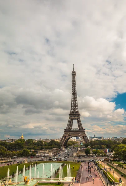 Paris 'teki Eyfel Kulesi' nin panoramik manzarası — Stok fotoğraf