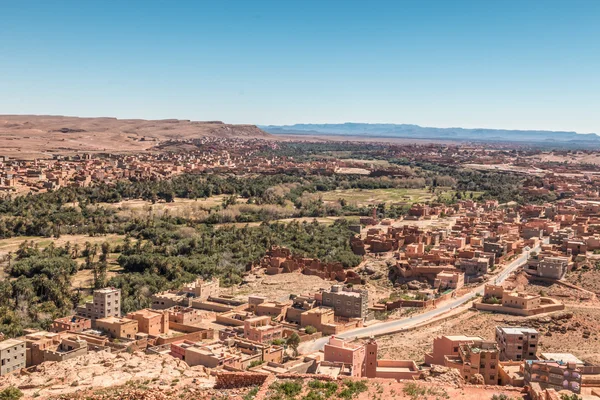 Bela vista da aldeia do deserto na montanha Atlas Marrocos — Fotografia de Stock