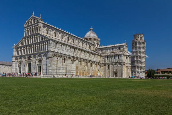 A catedral e a torre inclinada de Pisa — Fotografia de Stock