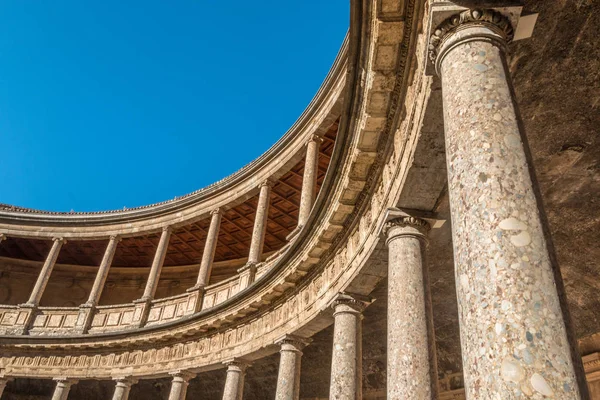 Bonita vista del nuevo palacio en el complejo del palacio de la Alhambra en España — Foto de Stock