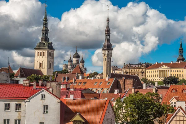 Věže v historickém centru města Tallinn Estonsko — Stock fotografie