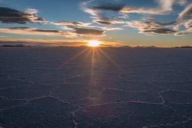 Güzel gün batımı Salar Uyuni daireler