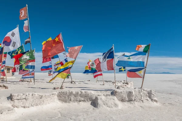 Flaggen Salar Uyuni Salzwüsten Bolivien lizenzfreie Stockfotos