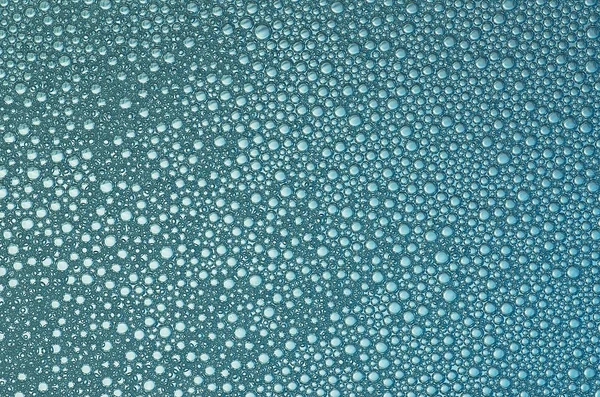 Bolhas azuis pequenas na superfície líquida — Fotografia de Stock