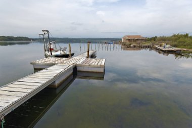 Balıkçı tekneleri Urbino Laguna Korsika Adası'nın jetties 