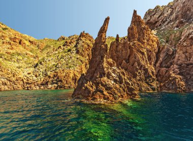 Kayalıklarla Scandola kıyı şeridi