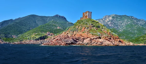 Ceneviz Kulesi ile hakim Girolata Körfezi kıyı şeridi  