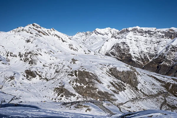 Gavarnie Gedre ski resort seen from Mourgat Pic — Stock Photo, Image