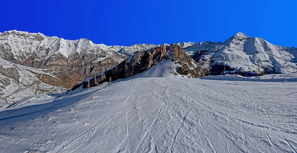 Panoramic View from the piste of Gavarnie Gedre ski resort — Stock Photo, Image