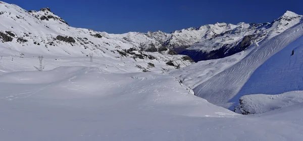 Gavarnie 热德尔滑雪场周围山冬季全景 — 图库照片