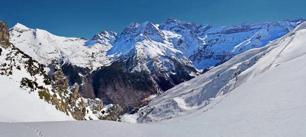 Winter Panorama of Cirque de Gavarnie seen from Pahule Pic — Stock Photo, Image