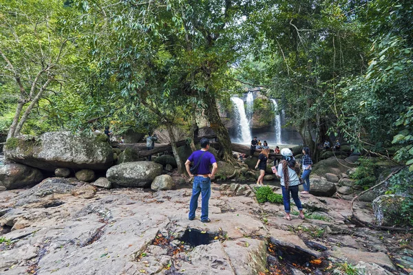 Visitantes se aproximando da cachoeira Haew Suwat em Khao Yai — Fotografia de Stock