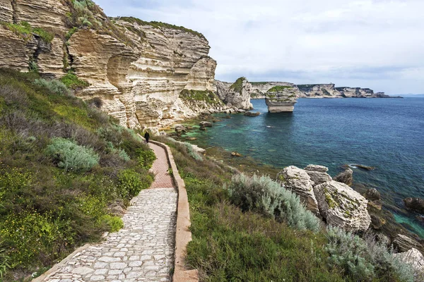Walk pass langs klipper af Bonifacio i det sydlige Korsika - Stock-foto