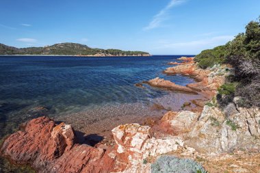 Rondinara Körfezi kıyı şeridi kırmızımsı kayalar 