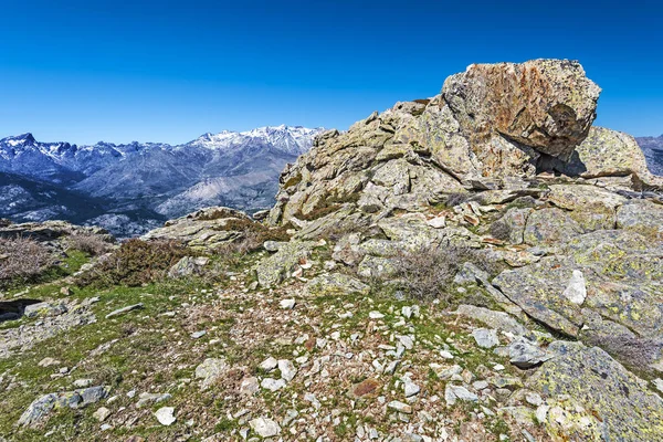 Скелі Capu ді u схилі гори Facciatu — стокове фото