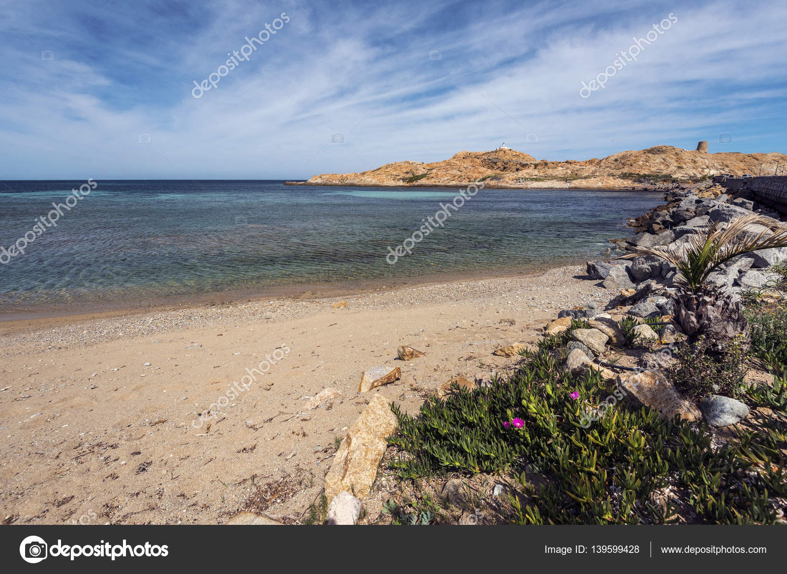 îlot De Pietra Vu De La Plage Ouest De Ile Rousse En Corse