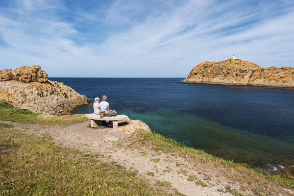 People admiring Pietra Islet landscape in Corsica — Stock Photo, Image