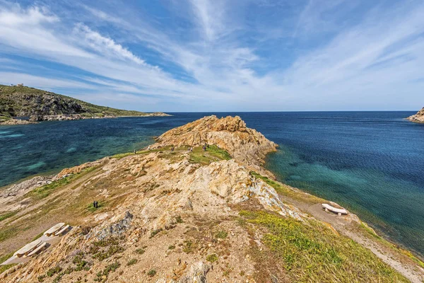 Passeggiata lungo le rocce di Porfido Rosso dell'Isola di Pietra — Foto Stock