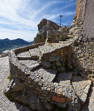 Maws Saint Antonino Köyü Corsica'deki / daki taş merdiven